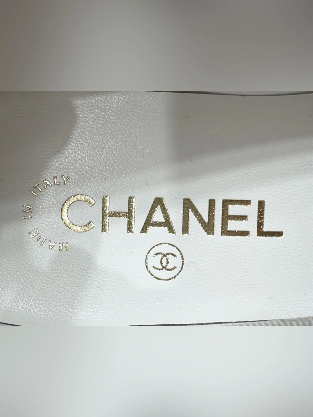 NEW CHANEL CAMBON WHITE QUILTED LEATHER FLATS WITH LARGE BLACK CC LOGO size 38.5 - Picture 10 of 16